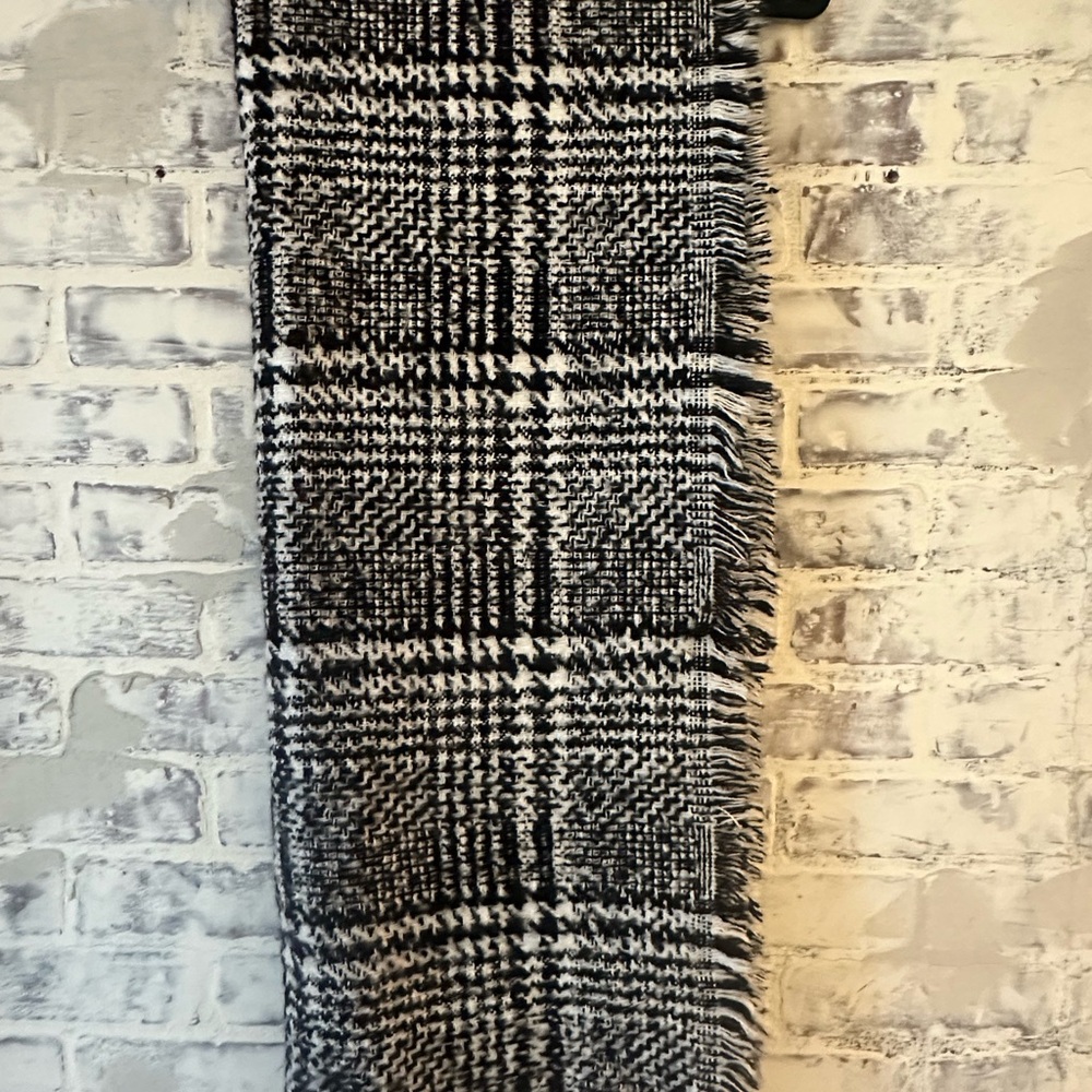 Black & White Houndstooth Plaid Checked Scarf - Picture 4 of 4